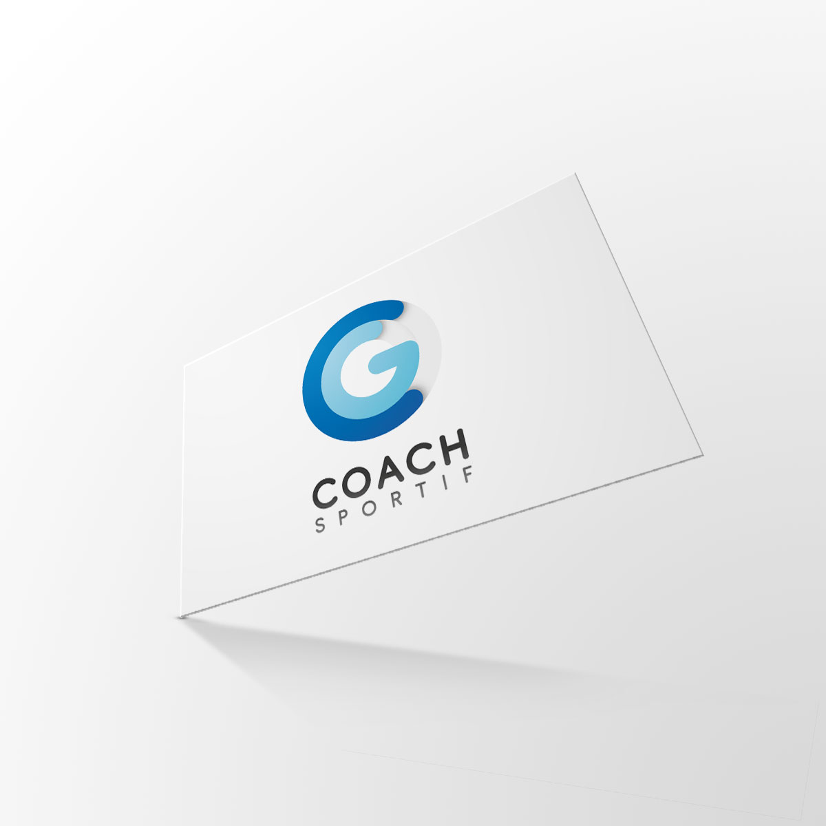 photo couverture de CG Coach Sportif : mise en situation du recto de la carte de visite sur fond gris clair