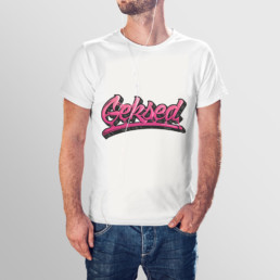 Photo couverture de l'illustration Geksed : Mise en situation du graffiti Geksed sur un t-shirt blanc porté par un manequin.