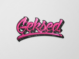 Illustration du mot Geksed de manière typographique. Traitement des lettres de façon chewing-gum rose entremêlées entres-elle et mises en relief