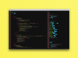 Mise en situation d'un onglet Finder de Mac OSX centré sur fond jaune avec une ombre porté. On y voit le code HTML5 et CSS3 du site Dropzone